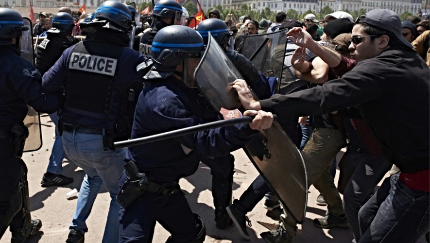 Policiers face à des manifestants le 17 mai 2016 à Lyon
