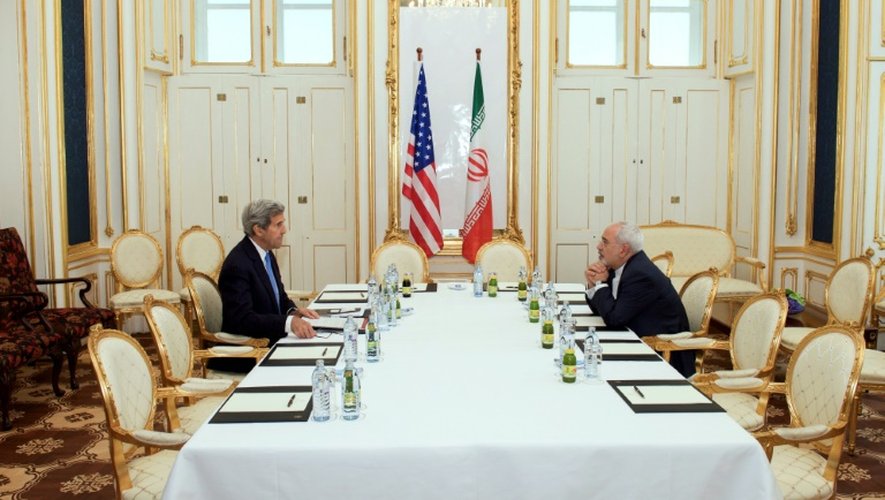 Le chef de la diplomatie américaine John Kerry (g) et son homologue iranien Mohammad Javad Zarif à Vienne en Autriche, le 1er juin 2015