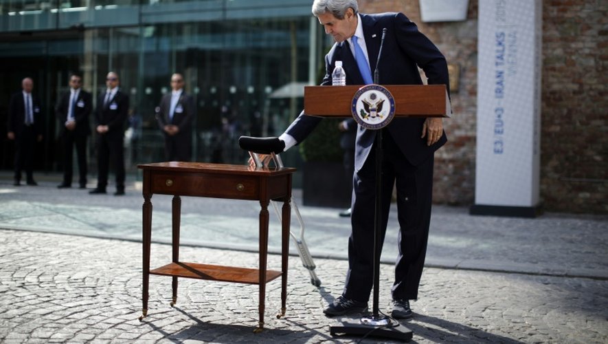 Le secrétaire d'Etat américain John Kerry s'apprête aux journalistes à l'extérieur de son hôtel viennois, le 1er juillet 2015