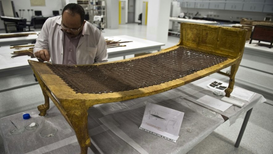 Medhat Abdallah, archéologue égyptien, nettoie le lit en plaqué-or de Toutankhamon, le 4 juin 2015 dans le "méga-musée" que les autorités égyptiennes construisent près des pyramides de Guizeh