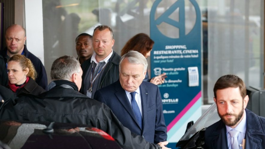 Le ministre des Affaires étrangères Jean-Marc Ayrault à son arrivée à l'aéroport le 19 mai 2016 à Roissy