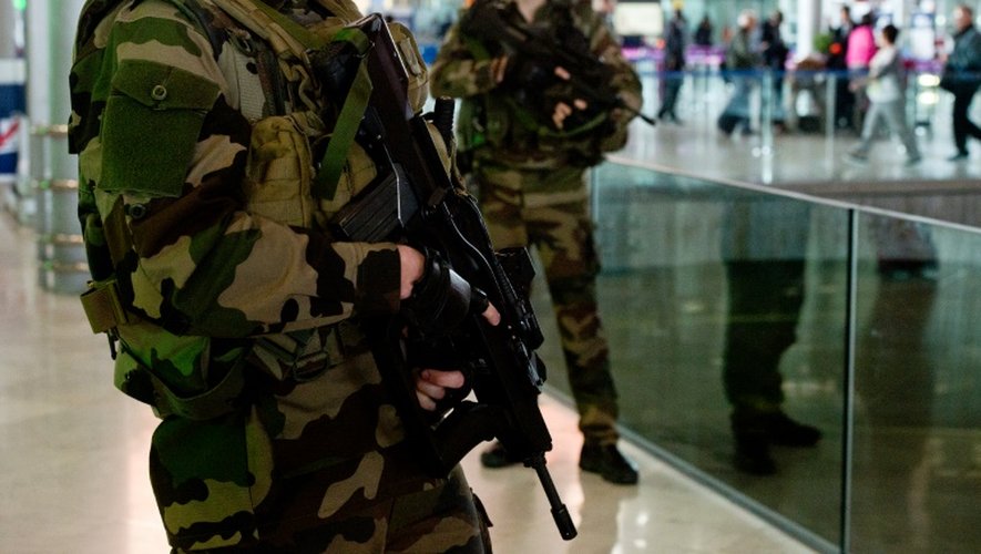 Patrouille militaire le 23 mars 2016 à l'aéroport Charles de Gaulle à Roissy