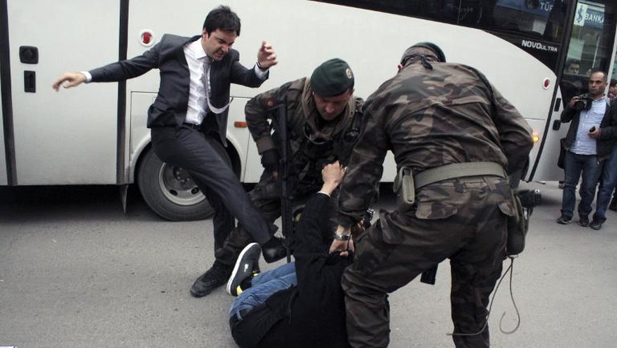 Coup de pied d'un assistant de Recep Tayyip Erdogan, à un contestataire tenu à terre par des policiers le 15 mai 2014 à Soma