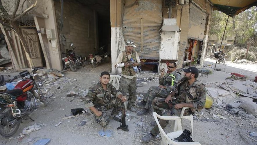 Des soldats de l'armée régulière syrienne dans le centre de Homs, le 31 juillet 2013