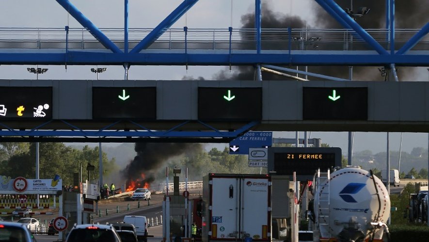 Le "Pont de Normandie" bloqué par des dockers le 19 mai 2016 à au Havre