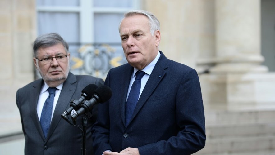 Les ministres des Transports Alain Vidalies et des Affaires étrangères Jean-Marc Ayrault à la sortie d'une réunion de crise le 19 mai 2016 à l'Elysée à Paris
