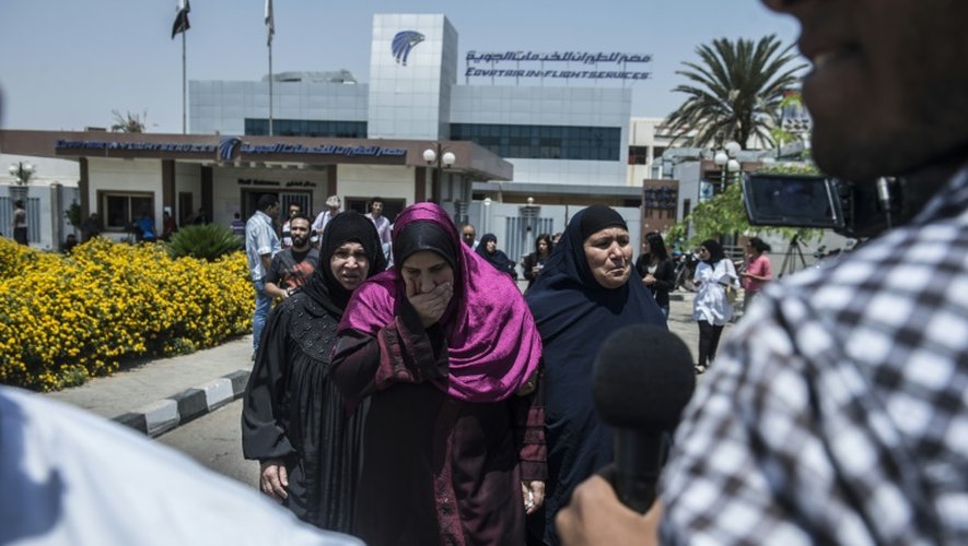 Des proches des passagers de l'Airbus A320 d'EgyptAir le 19 mai 2016 à l'aéroport du Caire