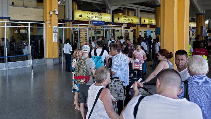 Des touristes britanniques attendent à l'aéroport de Mombasa, au Kenya, pour être rapatriés d'urgence vers leur pays, le 16 mai 2014
