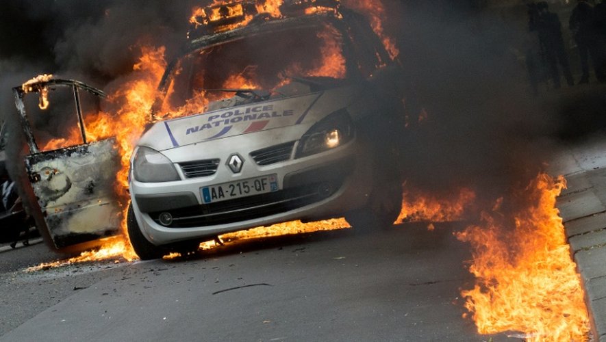 Voiture de police incendiée le 18 mai 2016 à Paris