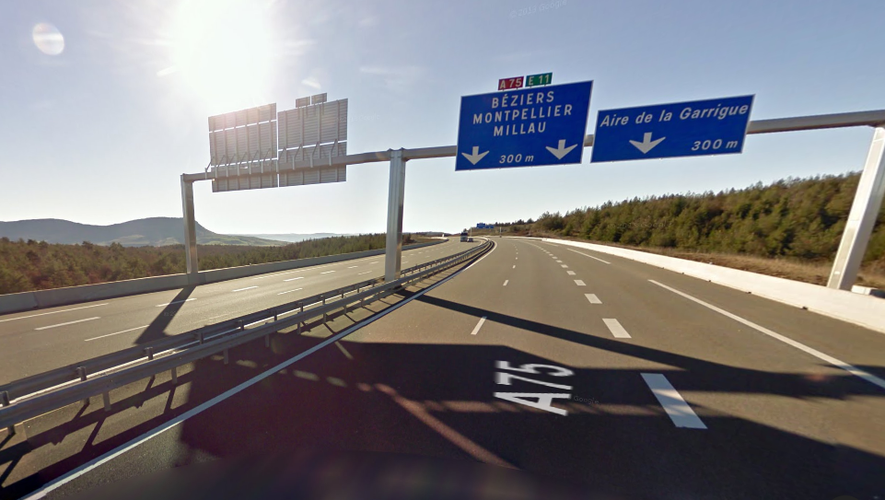 La collision s’est produite sur l’autoroute A75, dans le sens nord-sud, au niveau de l’aire de la Garrigue.