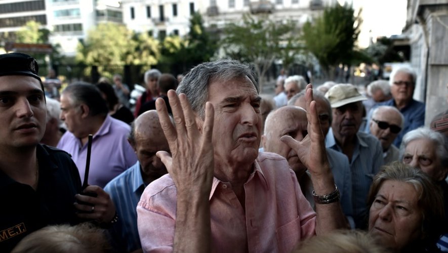 Des retraités à l'entrée d'une agence bancaire le 1er juillet 2015 à Athènes