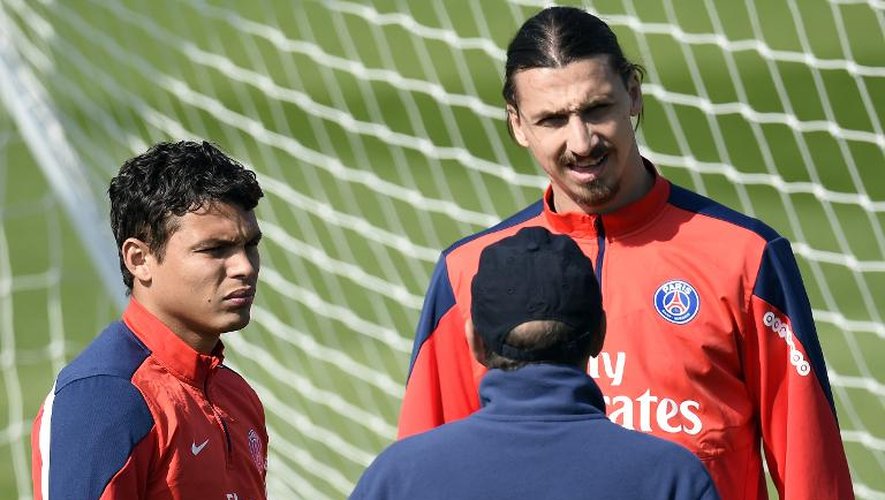 Les joueurs du PSG Thiago Silva et Zlatan Ibrahimovic discutent avec l'entraîneur adjoint Jean-Louis Gasset, le 16 mai 2014 au Camp des Loges