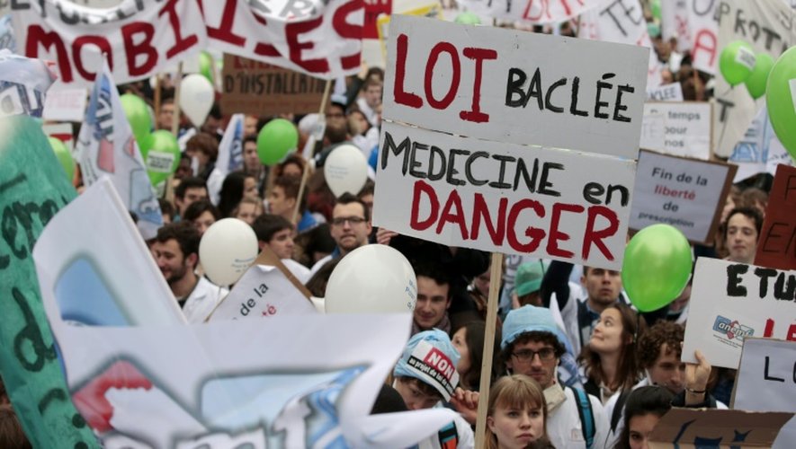 Les professions médicales se sont mobilisées contre la loi santé comme ici à Paris le 15 mars 2015