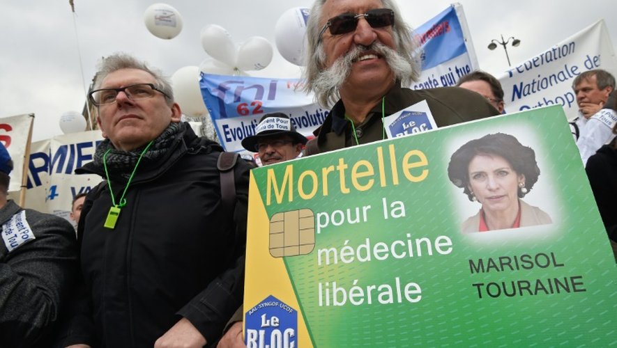 Les médecins libéraux, qui ont manifesté à Paris le 15 mars 2015 contre la loi santé, craignent un surcroît de travail administratif ou des retards de paiement