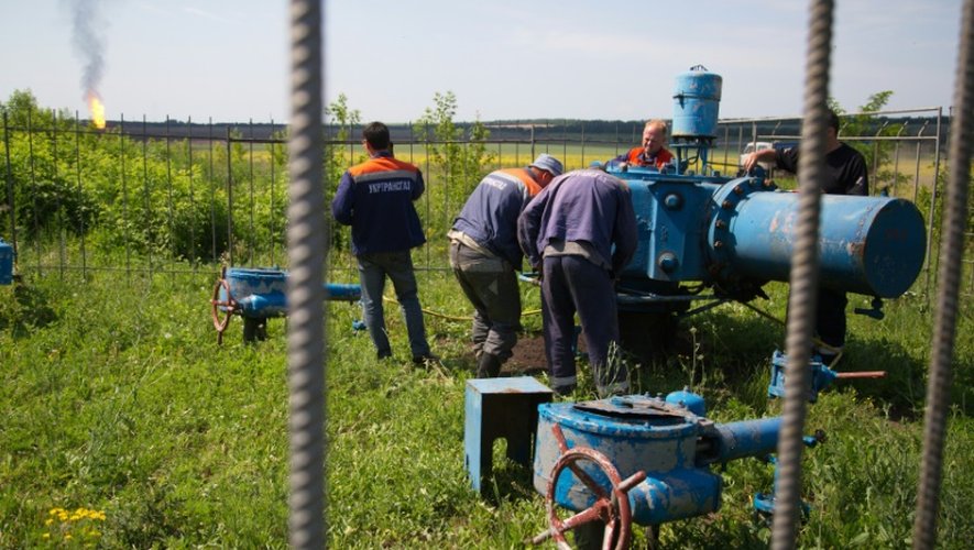 Des travailleurs ukrainiens tentent de réparer un gazoduc à Avdiivka dans la région de Donetsk le 12 juin 2015