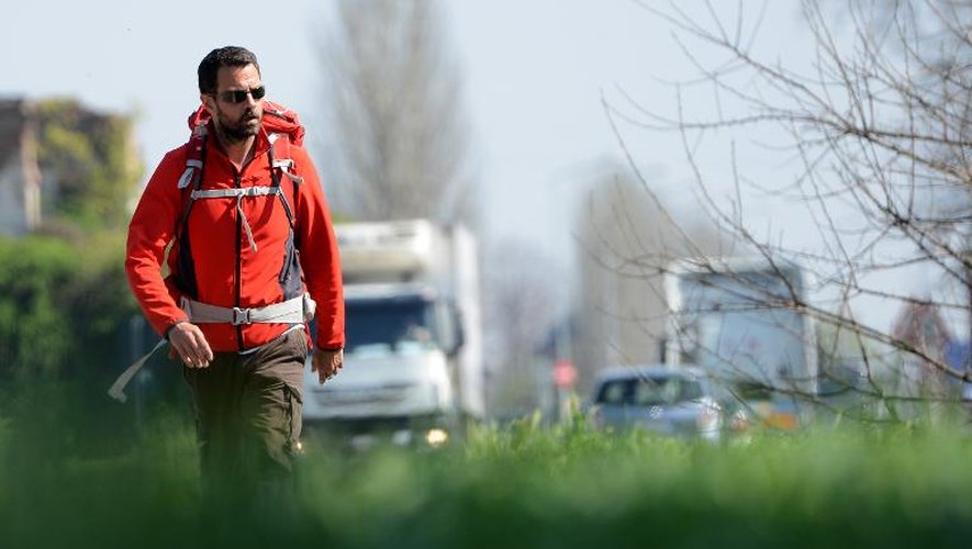 L'ex-trader Jérôme Kerviel marche à la sortie de Modène en Italie le 19 mars 2014
