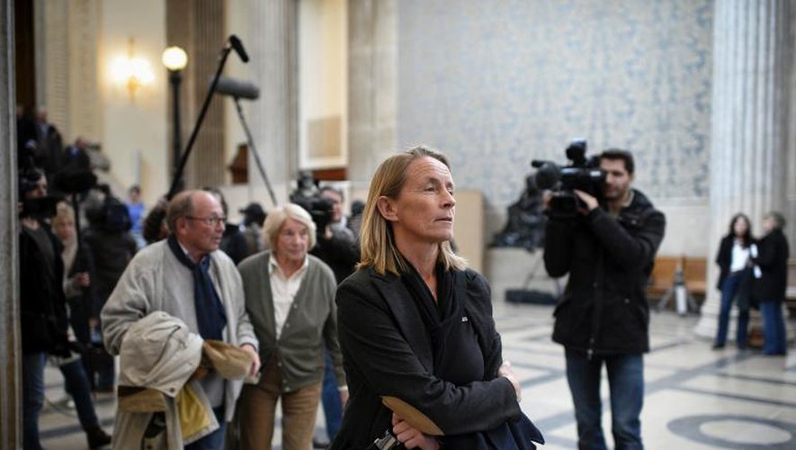 Isabelle Demongeot attend le verdict du procès de son ancien entraîneur Régis de Camaret au Palais de justice de Lyon, le 23 novembre 2013