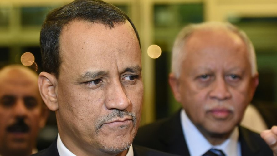 L'émissaire de l'ONU pour le Yémen, Ismaïl Ould Cheikh Ahmed (g) et le ministre des affaires étrangères yémenites Riad Yassin, à Ryad le 1er juillet 2015