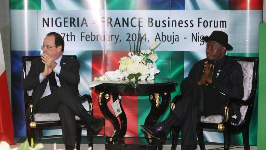 Le président nigérian Goodluck Jonathan (droite) et le président François Hollande à Abuja le 27 février 2014