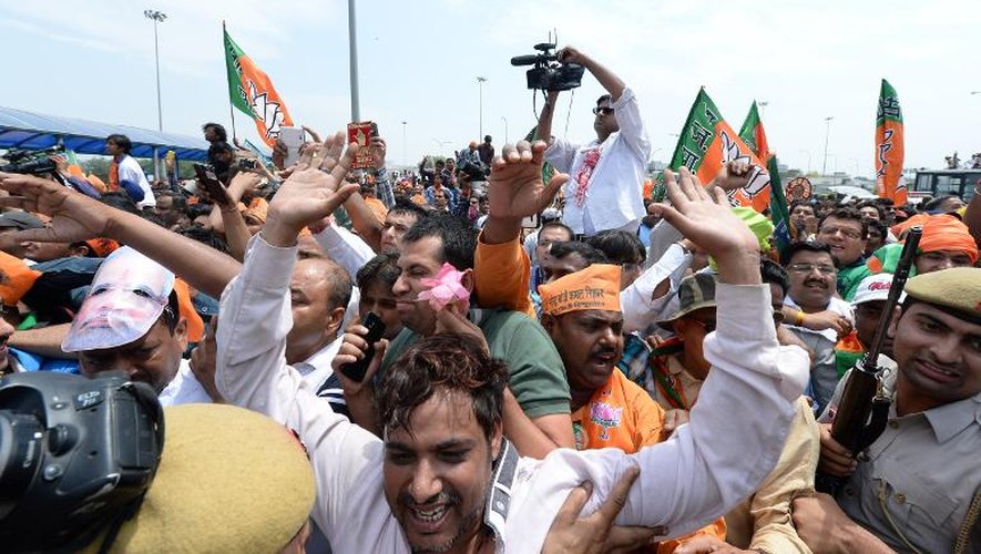 Des partisans accueillent Narendra Modi à New Delhi le 17 mai 2014