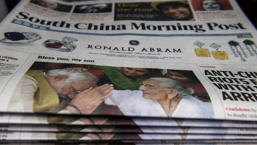 Des exemplaires du South China Morning Post avec en Une la victoire de Narendra Modi en Inde, dans une boutique de Hong Kong le 17 mai 2014