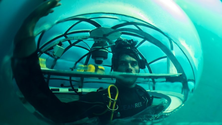 Gianni Fontanesi, coordinateur des "Jardins de Nemo", vérifie la condensation dans des biosphères, des cloches au fond de la mer où poussent du basilic, au large de Noli, en Ligurie, le 27 juin 2015