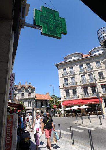 La croix d'une pharmacie affiche 35 degrés Celsius, le 31 juillet 2013 à Biarritz