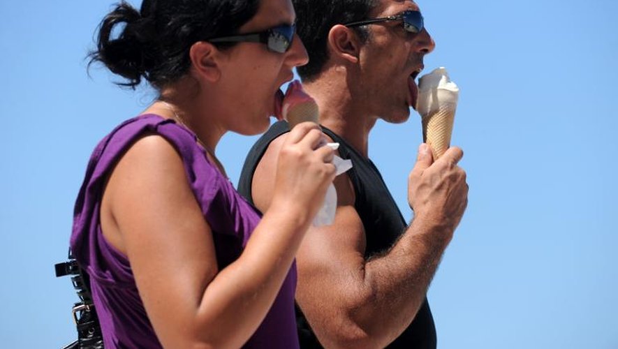 Des personnes mangent une glace, le 31 juillet 2013 à Biarritz