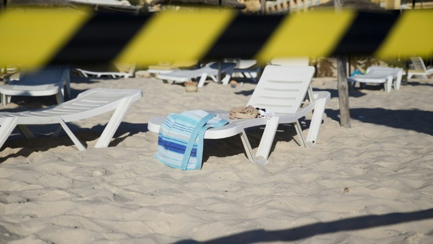 Photo prise le 27 juin 2015 montrant le cordon de sécurité après l'attentat dans un hôtel près de Sousse en Tunisie