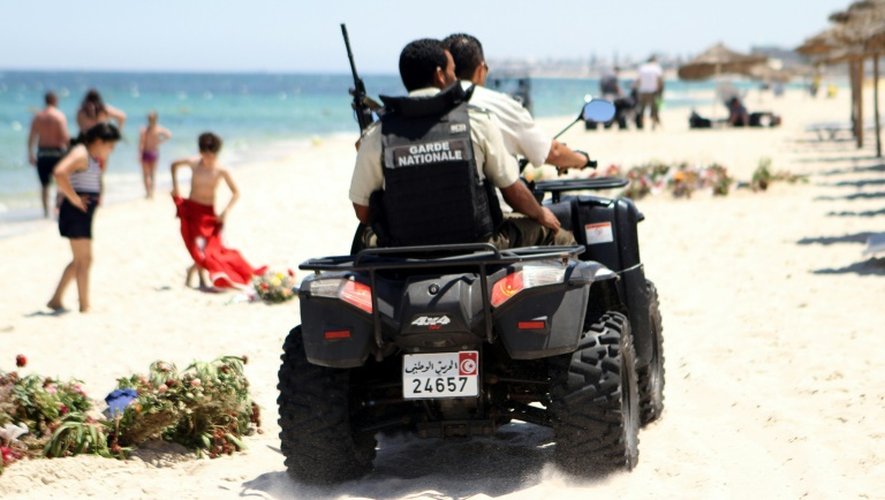 Des membres des forces de sécurité tunisiennes patrouillent sur la plage dans le sud de Tunis, le 1er juillet 2015