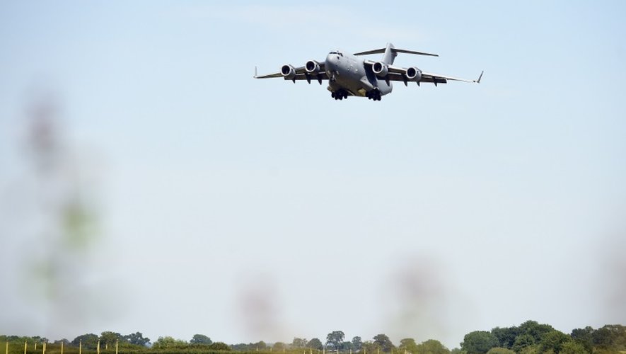 Un appareil de la Royal Air Force se prépare à atterrir sur la base de Brize Norton, le 1er juillet 2015 transportant les cerceuils de 8 des Britanniques tués en Tunisie