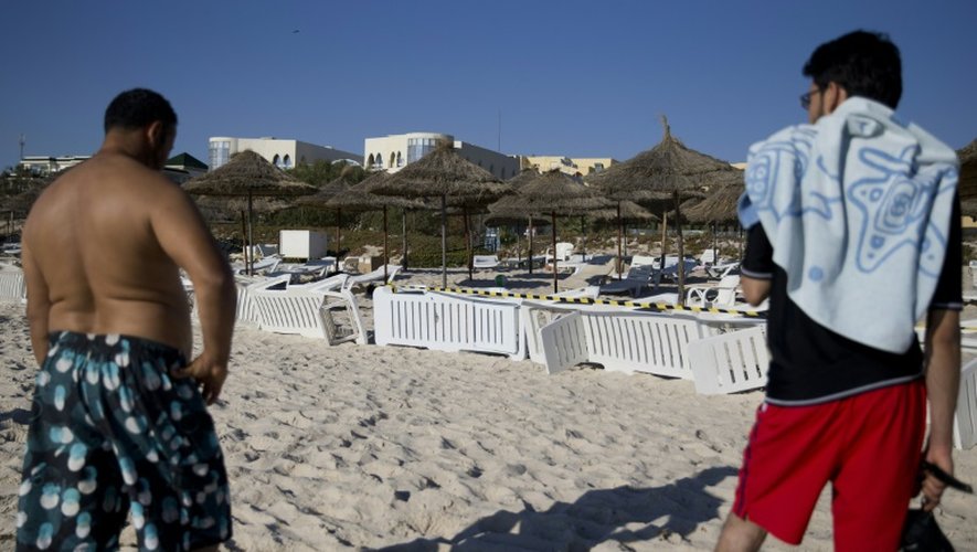 Des Tunisiens sur la plage de l'hotel Marhab dans les environs de Sousse le 27 juin 2015 après l'attentat qui a fait 38 morts