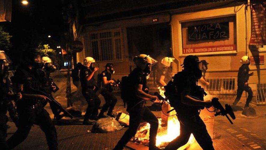Des policiers anti-émeutes lors d'une manifestation en hommage aux victimes de l'accident minier de Soma chargent à Istanbul le 16 mai 2014