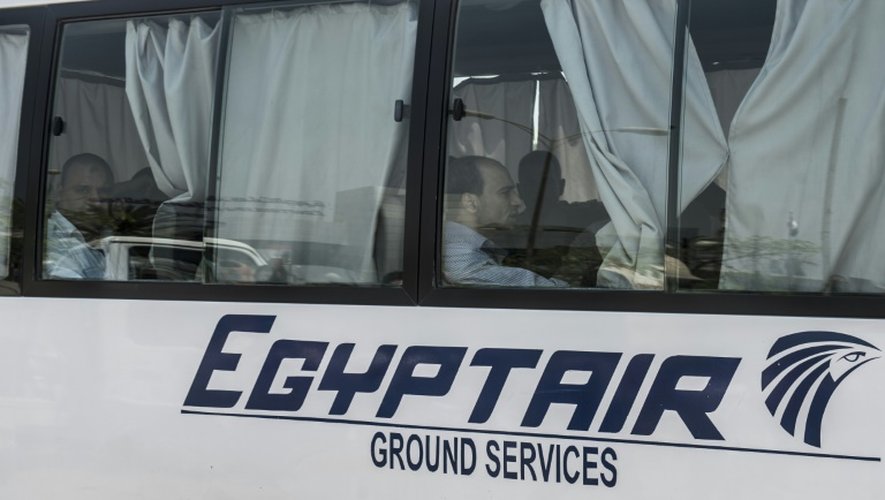 Des familles de passagers du vol MS804 arrivent en bus à l'aéroport du Caire le 19 mai 2016