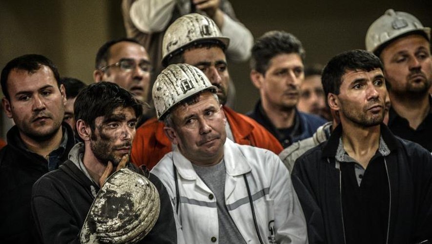 Des mineurs lors d'une conférence de presse de la Soma Holding, l'opérateur de la mine touchée par une explosion, le 16 mai 2014
