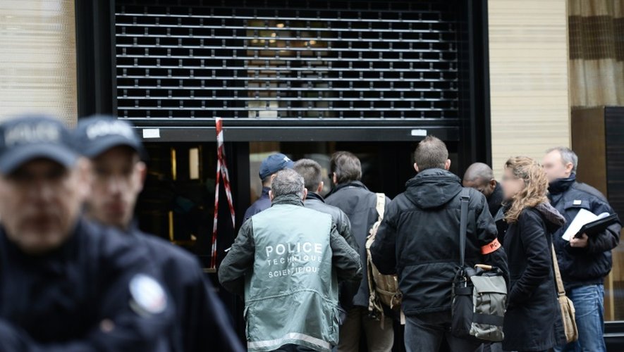La police mène des investigations après le braquage d'une boutique de bijoux Chanel à Paris le 19 mai 2016