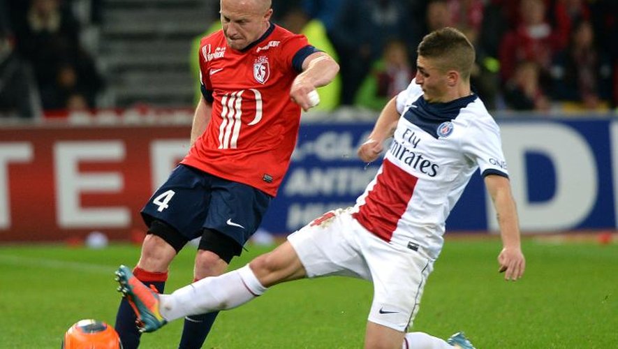 Le milieu de Lille Florent Balmont (g) à la lutte avec celui du PSG, Marco Verratti, le 10 mai 2014 au Stade Pierre-Mauroy