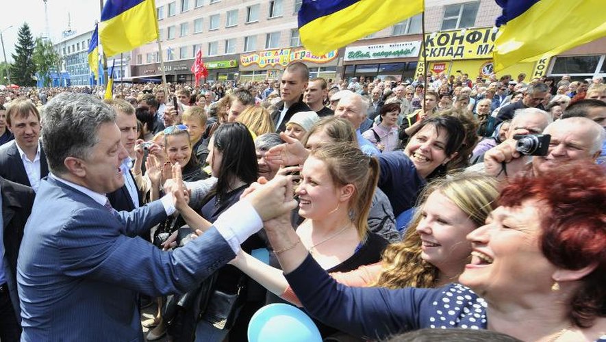 Photo fournie par le service de presse Petro Poroshenko montrant le candidat indépendant à la présidentielle ukrainienne lors d'un rassemblement de campagne à Konotop le 15 mai 2014