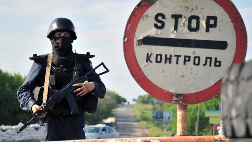 Des soldats ukrainiens près de la ville d'Izum, dans la région de Donetsk, le 15 mai 2014