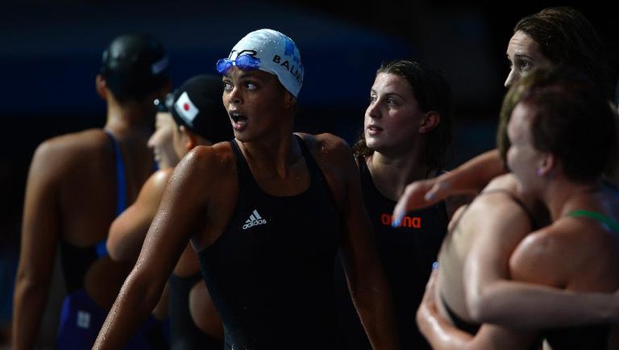 La Française Coralie Balmy (c) après le relais 4X200 mètres nage libre lors des Mondiaux de Barcelone, le 1er août 2013