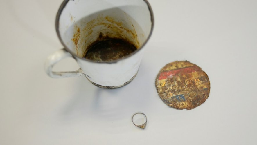 Une bague en or découverte dans le double fond d'une tasse par les conservateurs du musée d'Auschwitz-Birkenau, le 19 mai 2016