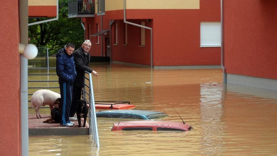 Des habitants d'Obrenovac, en Serbie, attendent d'être évacués après des inondations historiques, le 17 mai 2014