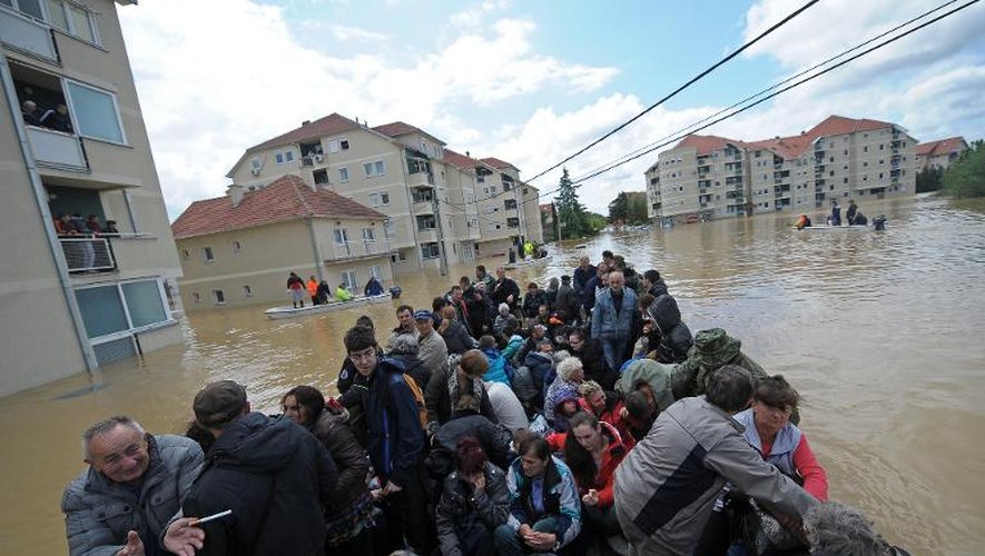 Des habitants d'Obrenovac, en Serbie, sont évacués après des inondations historiques, le 17 mai 2014