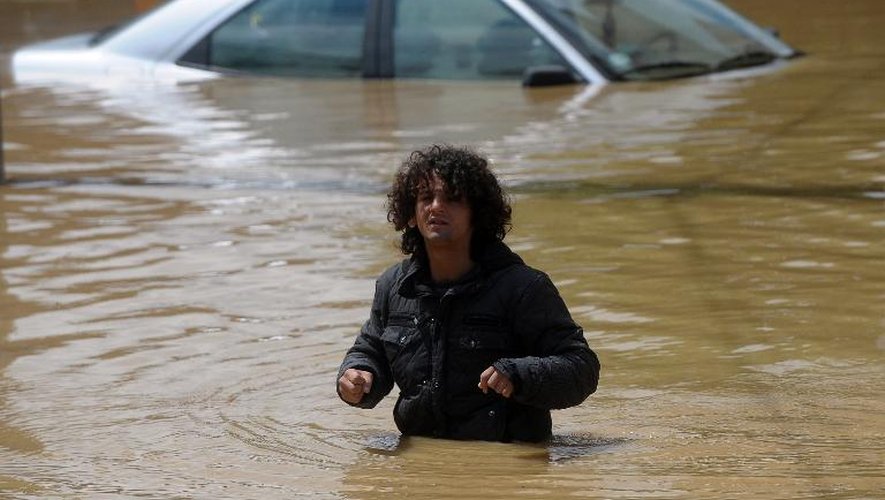 Un homme dans l'eau à Obrenovac, en Serbie, le 17 mai 2014, après des inondations historiques