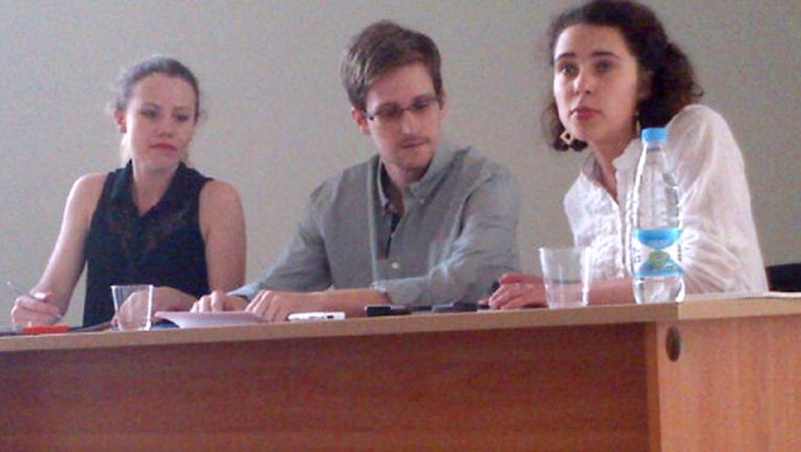 Edward Snowden lors d'une rencontre avec des militantes de l'association Human Right Watch le 12 juillet 2013 à l'aéroport de Moscou