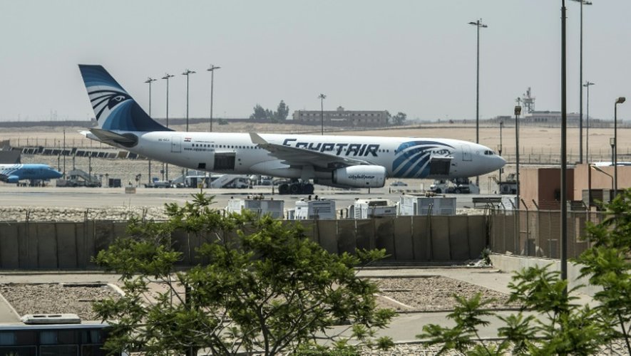 Un avion de la compagnie EgyptAir sur le tarmac de l'aéroport du Caire, le 19 mai 2016
