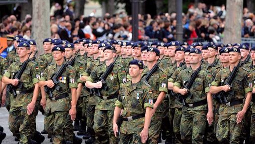 Soldats français lors du défilé du 14 juillet 2013 sur les Champs Elysées à Paris