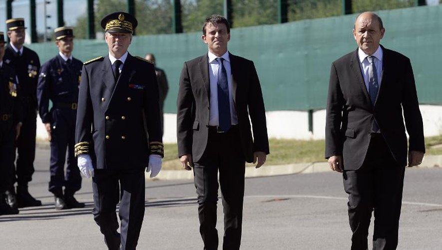 De gauche à droite, le préfet des Yvelines Erard Corbin de Mangoux, le ministre de l'Intérieur Manuel Valls et le ministre de la Défense Jean-Yves Le Drian le 31 juillet 2013 à Versailles