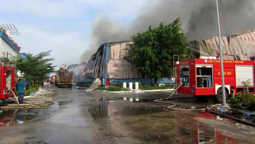 Une usine de meubles taiwanaise en feu à Binh Duong après des émeutes anti-chinois le 14 mai 2014