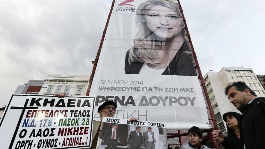 Des manifestants anti-troika à Athènes lors d'un rassemblement électoral le 16 mai 2014